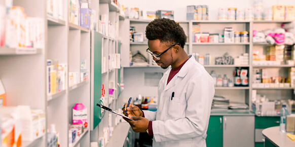 Провизор делает записи