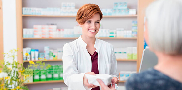 Провизор помогает покупательнице